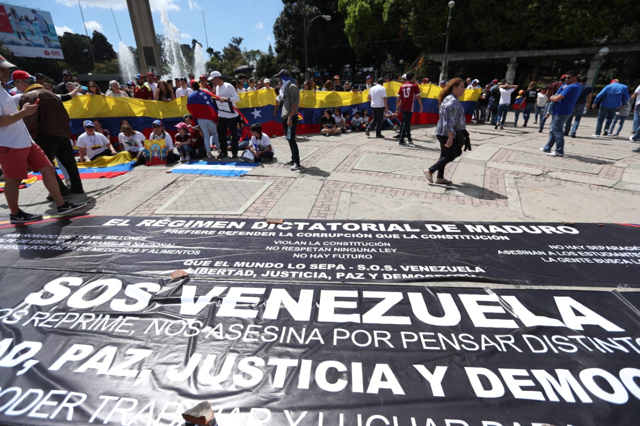 Varios venezolanos se congregaron en el Obelisco, en la ciudad de Guatemala, para apoyar al presidente interino Juan Guaidó. (Foto Prensa Libre: Esbin García)