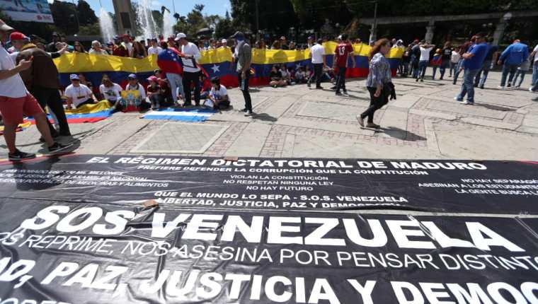 Venezolanos se congregaron en el Obelisco de la Ciudad de Guatemala el 2 de febrero pasado para apoyar al presidente interino Juan Guaidó. (Foto Prensa Libre: Hemeroteca PL)