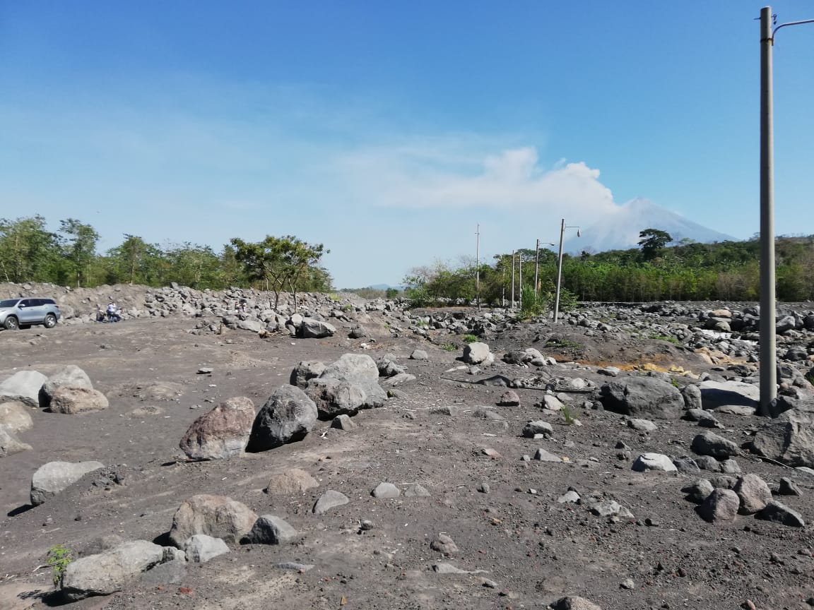 Arena, piedras y ceniza volcánica sobre la cuenca y cauce de los ríos puede ser un riesgo en invierno. (Foto Prensa Libre: Carlos Álvarez)