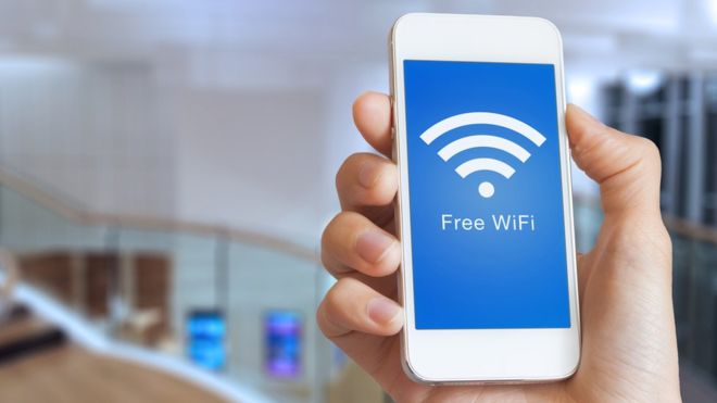 ¿Y si pudieras conectar tu celular al wifi para que se cargue la batería?. (Foto Prensa Libre: Getty Images)