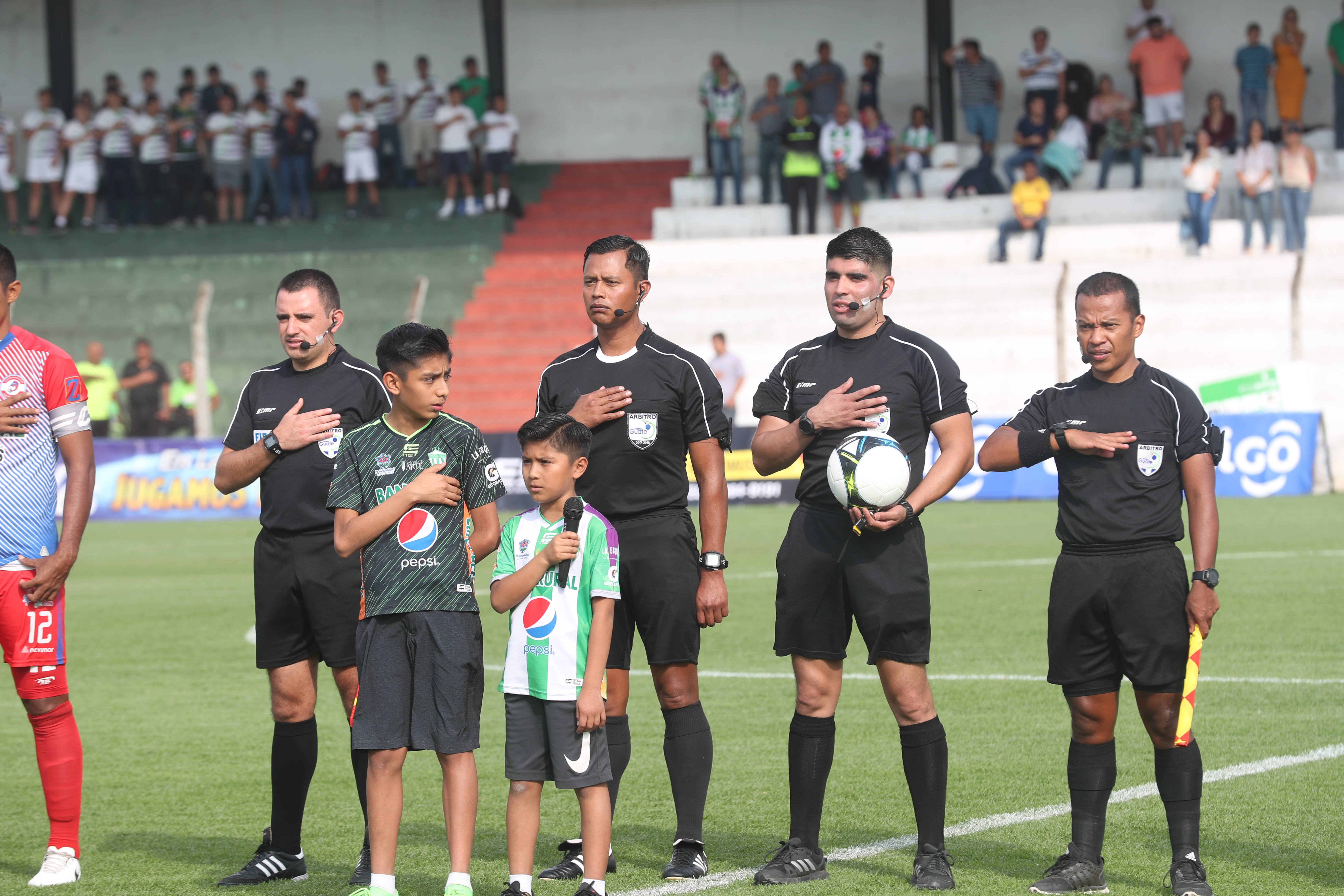 La cuarteta arbitral que participó en el juego del miércoles pasado entre Antigua GFC e Iztapa usó un sistema especial de comunicación  propiedad  del silbante Julio Luna —con el balón— (Foto Prensa Libre: Edwin Fajardo)