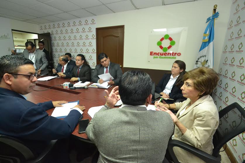 Diputados de Encuentro por Guatemala interrogan a César Son, director interino del Renap. (Foto Prensa Libre: Antonio Castro)