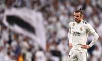 Gareth Bale luce desconsolado al finalizar el partido entre  el Real Madrid y el Barcelona del sábado por la Liga española. (Foto Prensa Libre: AFP)