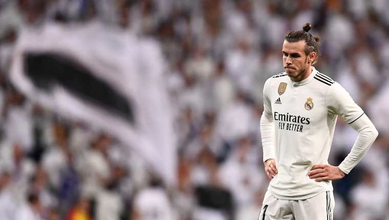 Gareth Bale luce desconsolado al finalizar el partido entre  el Real Madrid y el Barcelona del sábado por la Liga española. (Foto Prensa Libre: AFP)