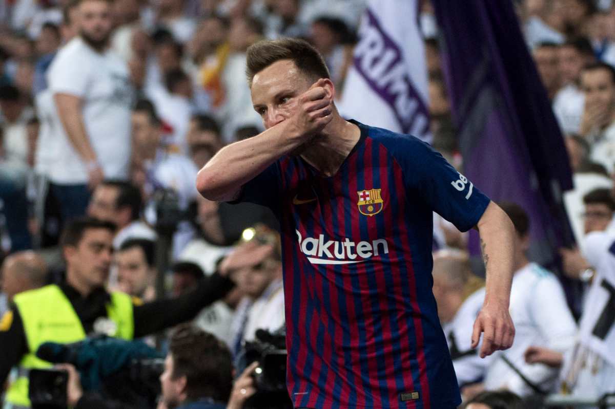Con gol de Iván Rakitic el Barcelona vuelve a vencer al Real Madrid y se escapa en el liderato