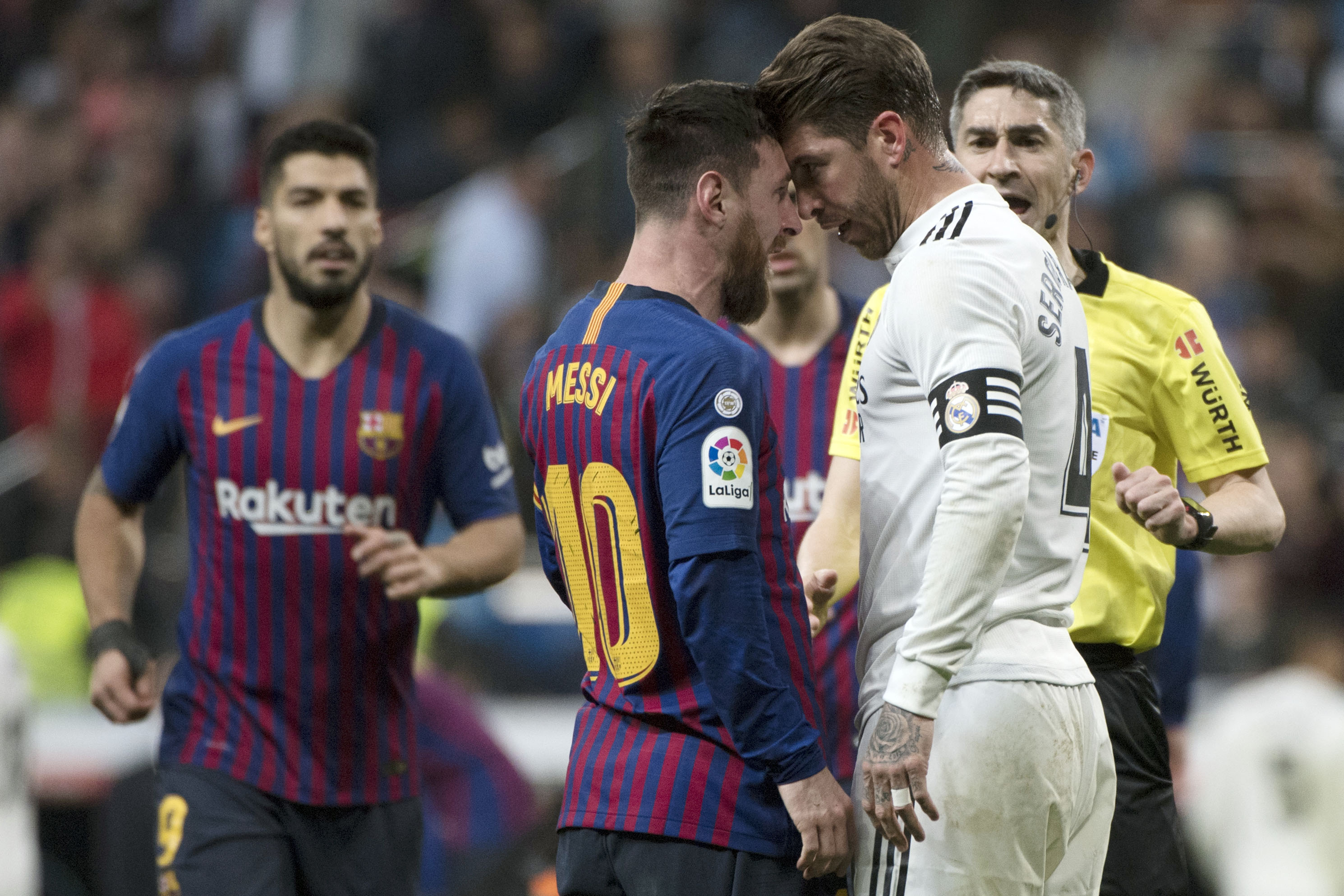 Lionel Messi encaró a Sergio Ramos después de que el español le pegó un codazo en el rostro. (Foto Prensa Libre: AFP)