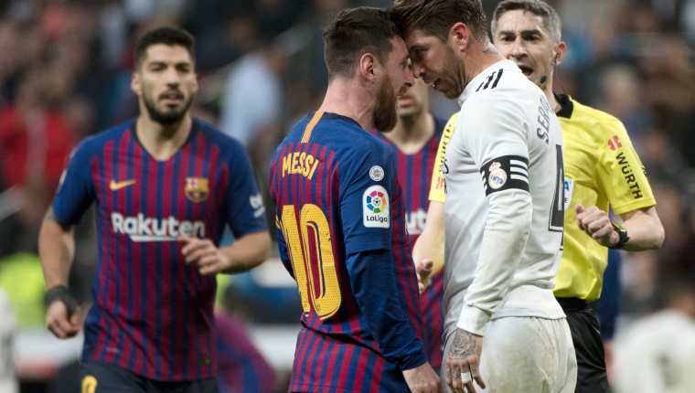 Lionel Messi encaró a Sergio Ramos después de que el español le pegó un codazo en el rostro. (Foto Prensa Libre: AFP)