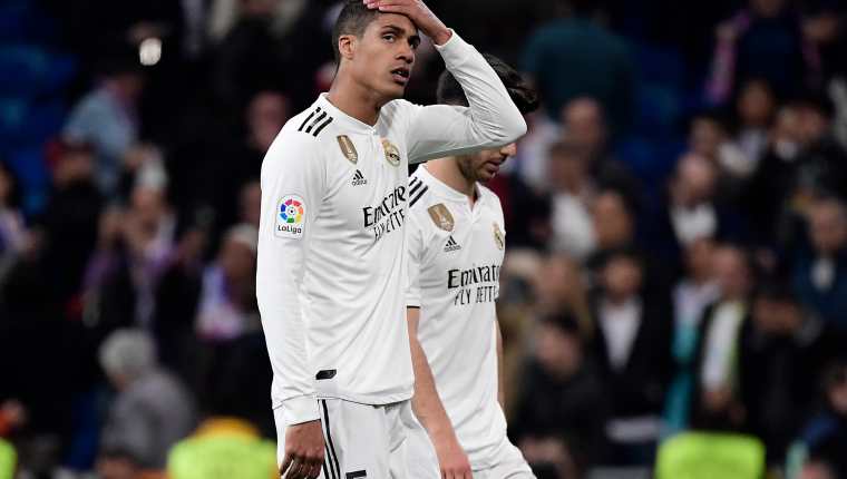 El defensa del Real Madrid Raphael Varane se lamenta por la derrota contra el FC Barcelona. (Foto Prensa Libre: AFP)