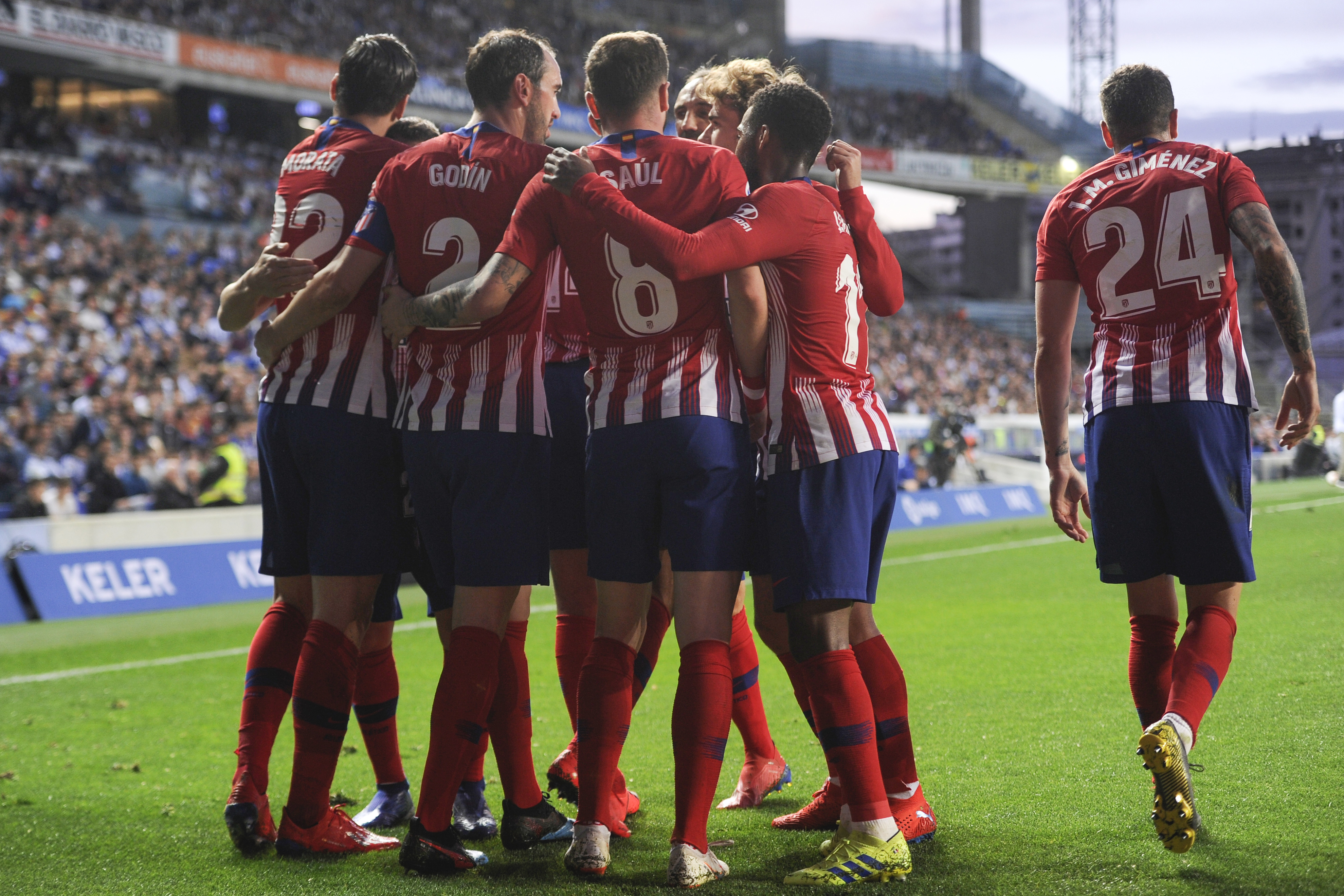 El Atlético de Madrid mantiene la distancia de siete puntos con el FC Barcelona. (Foto Prensa Libre: AFP)