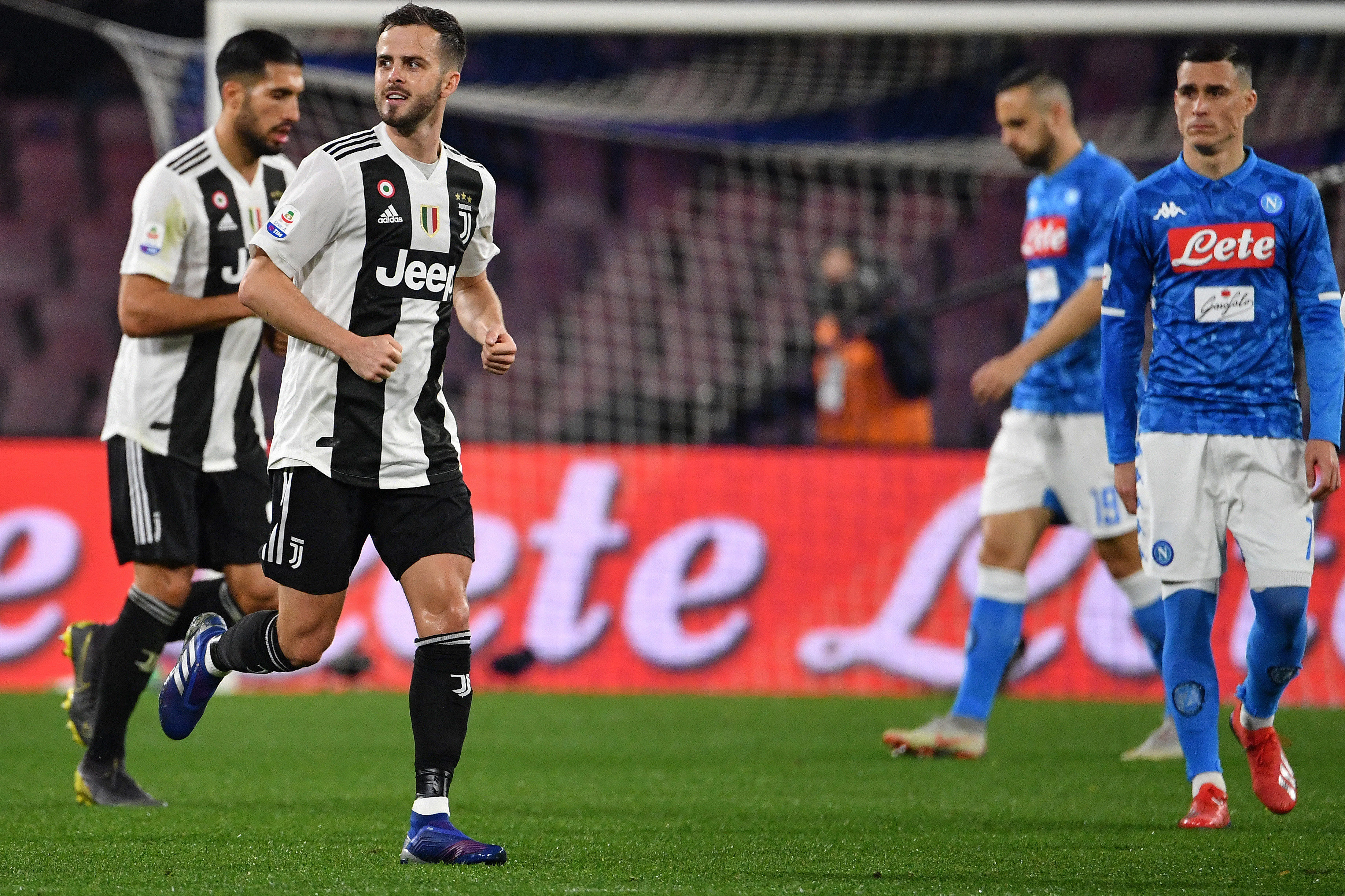 Miralem Pjanic anotó el primer gol de la victoria de la Juventus frente al Nápoles. (Foto Prensa Libre: AFP)