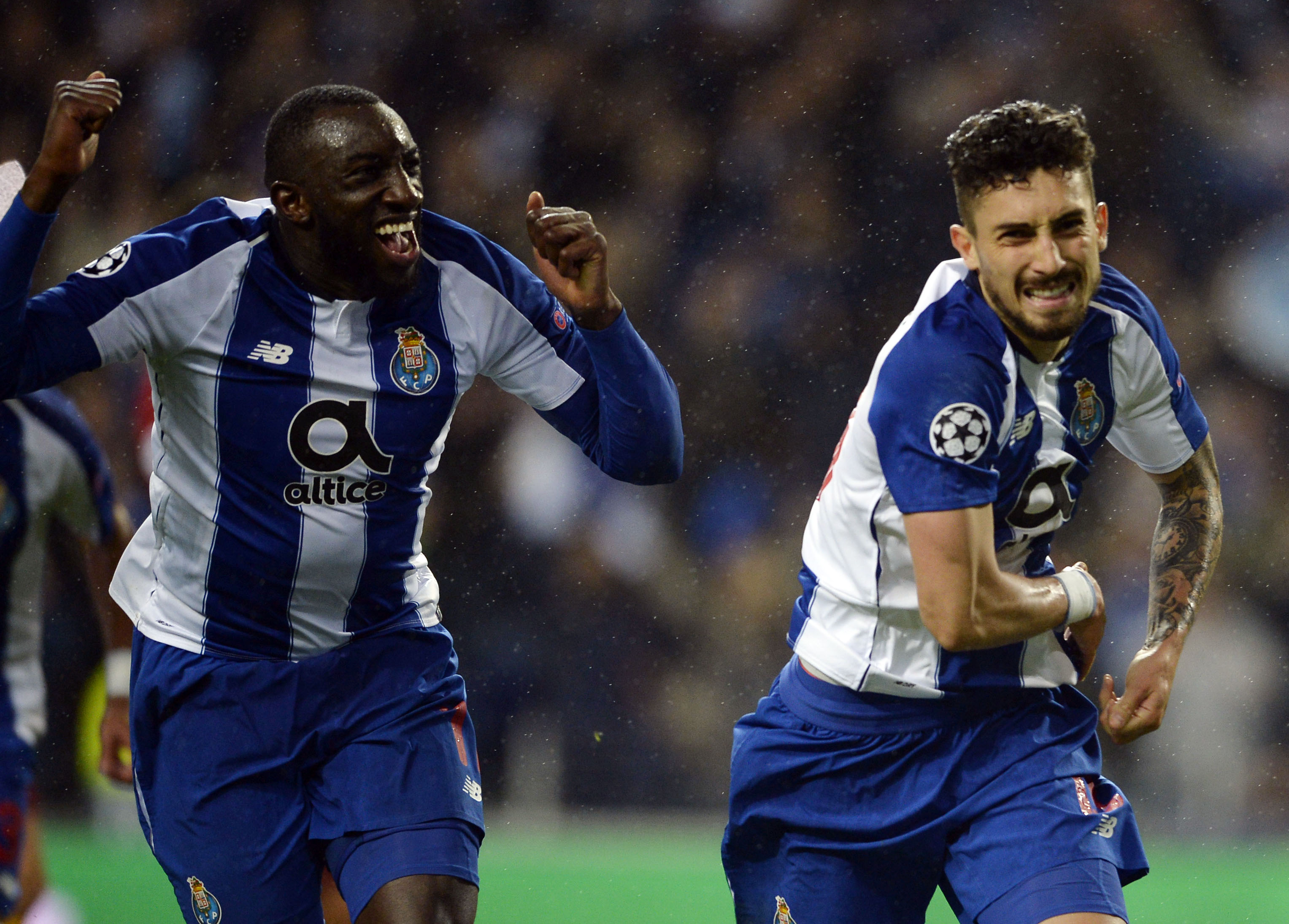 Alex Telles del Porto celebra después de anotar el tanto de la clasificación. (Foto Prensa Libre: AFP)