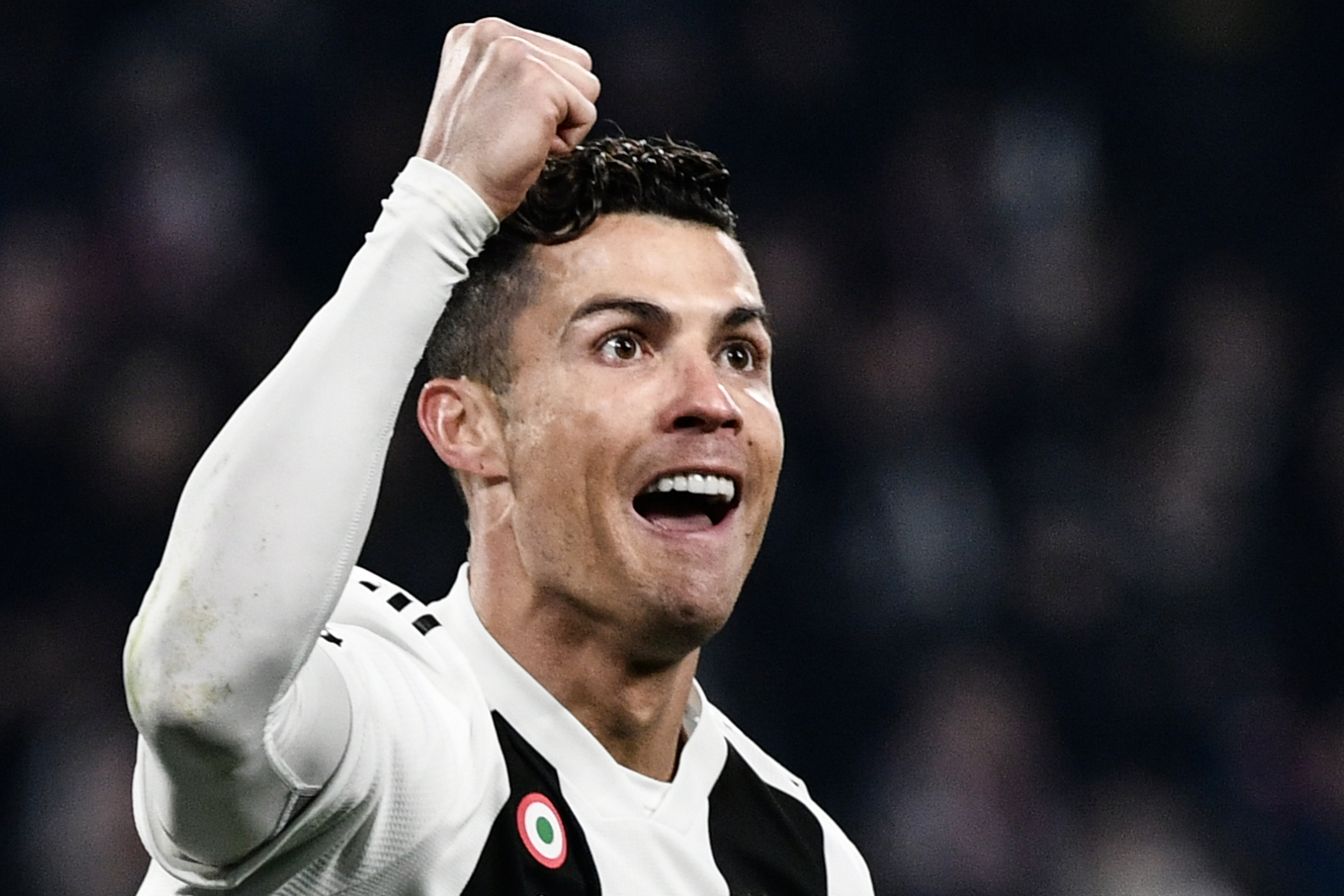 Cristiano Ronaldo hizo un triplete para la Juventus y le dio el pase a octavos de final. (Foto Prensa Libre: AFP)