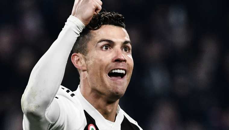 Cristiano Ronaldo hizo un triplete para la Juventus y le dio el pase a octavos de final. (Foto Prensa Libre: AFP)