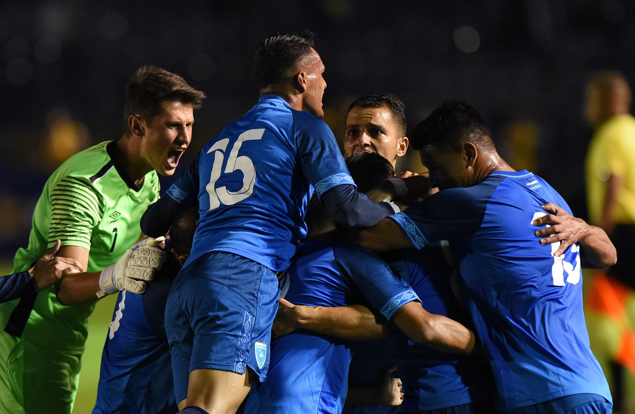 Los seleccionados celebraron al finalizar el partido la victoria en el amistoso contra Costa Rica. (Foto Prensa Libre: AFP)