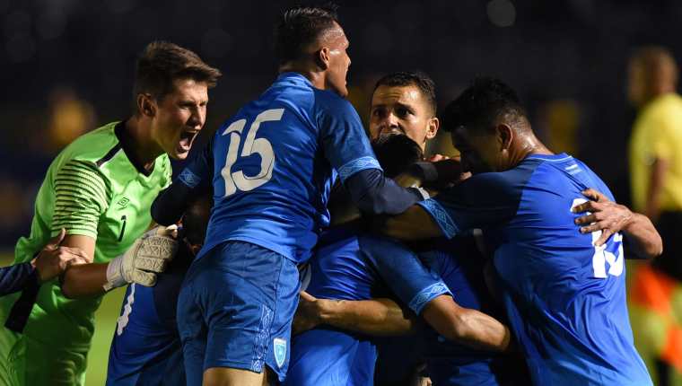 Los seleccionados celebraron al finalizar el partido la victoria en el amistoso contra Costa Rica. (Foto Prensa Libre: AFP)