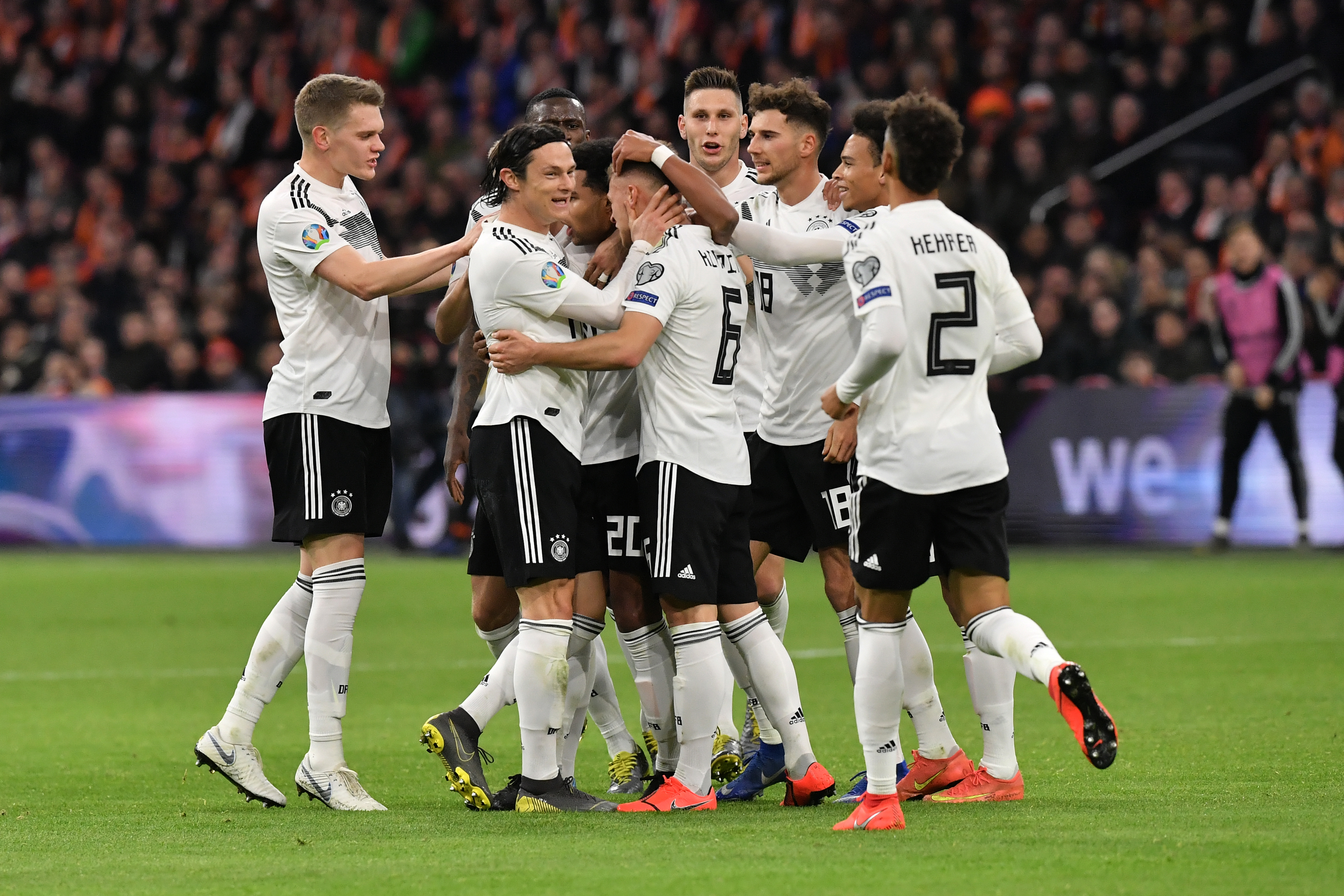 Los jugadores de Alemania celebran la victoria que obtuvieron contra Holanda. (Foto Prensa Libre: AFP)