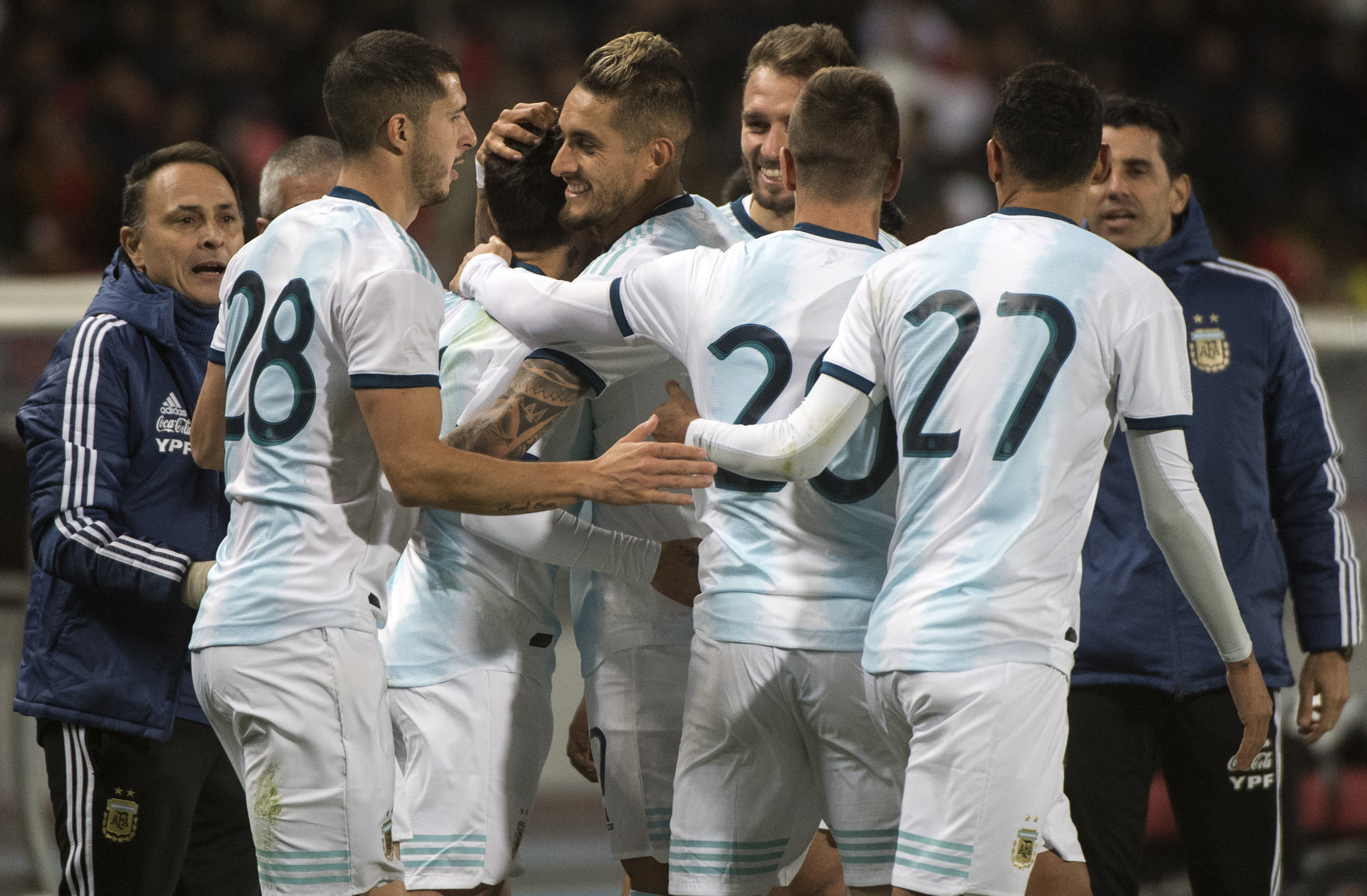 Los jugadores de la Selección de Argentina celebran después del gol de Ángel Correo que significó la victoria contra Marruecos. (Foto Prensa Libre: AFP)