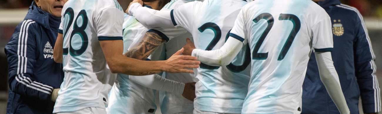 Los jugadores de la Selección de Argentina celebran después del gol de Ángel Correo que significó la victoria contra Marruecos. (Foto Prensa Libre: AFP)