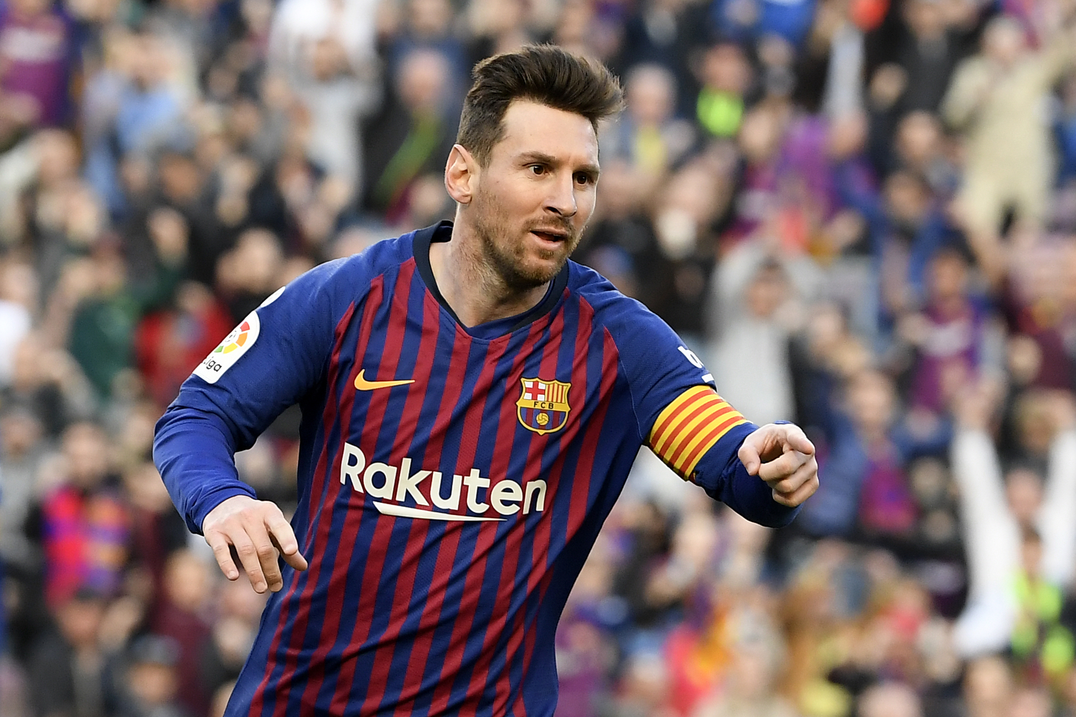 La magia de Lionel Messi se hizo presente con un gol de tiro libre a lo Panenka en el que un defensa del Espanyol terminó enviando el balón al fondo de la portería. (Foto Prensa Libre: AFP)