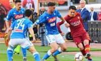Napoli's Spanish midfielder Fabian Ruiz (C) defends against AS Roma Turkish forward Cengiz Under (R) during the Italian Serie A football match AS Roma vs SSC Napoli on March 31, 2019 at the Olympic stadium in Rome. (Photo by Andreas SOLARO / AFP)