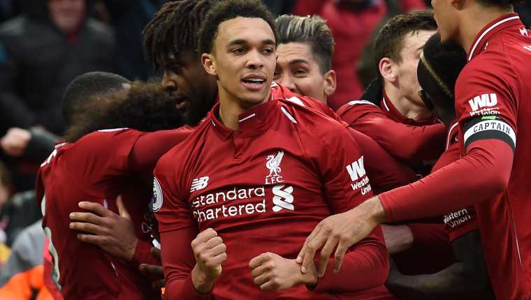 El Liverpool no baja la guardia y sigue en la lucha por el título de la liga inglesa. (Foto Prensa Libre: AFP)