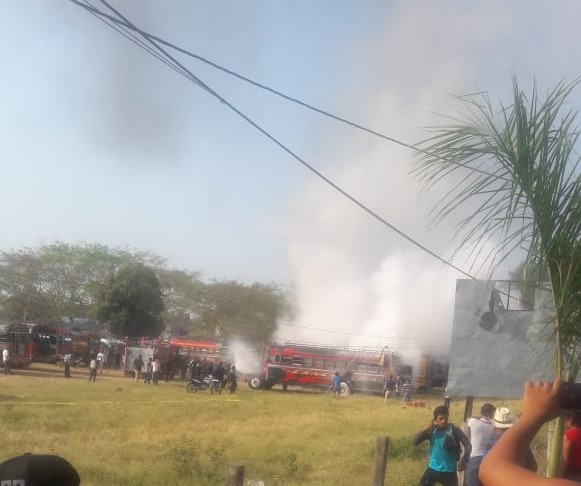 Un cable de alta tensión habría caído sobre buses estacionados en Tecún Umán, San Marcos. (Foto Prensa Libre: Cortesía)