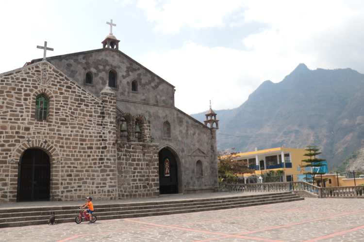 La Iglesia Católica de San Juan La Laguna y al fondo el Cerro Nariz del Indio o Rostro Maya.
