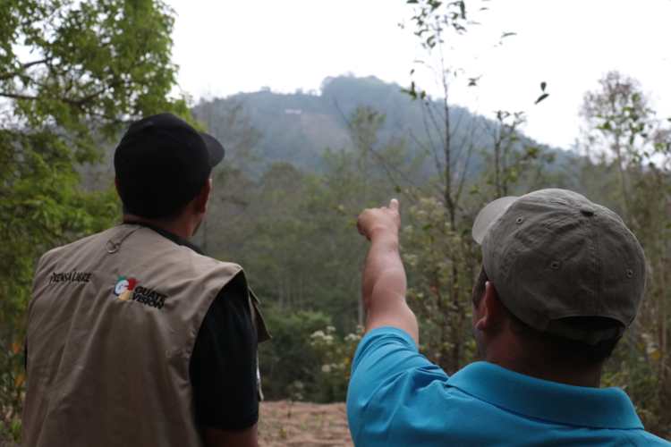 Guías muestran el paisaje durante recorrido en el cerro del Rostro Maya.