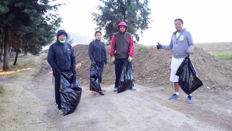 Los corredores en el primer entrenamiento recolectaron 15 bolsas de basura, ahora buscarán tener al menos 10 sesiones más. (Foto Prensa Libre: Raúl Juárez)