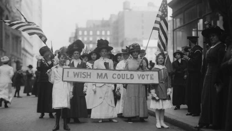 En 1913, las mujeres ya protestaban por el derecho a votar en Estados Unidos. En esa época, eran frecuentes las protestas también para pedir mejores condiciones de trabajo.