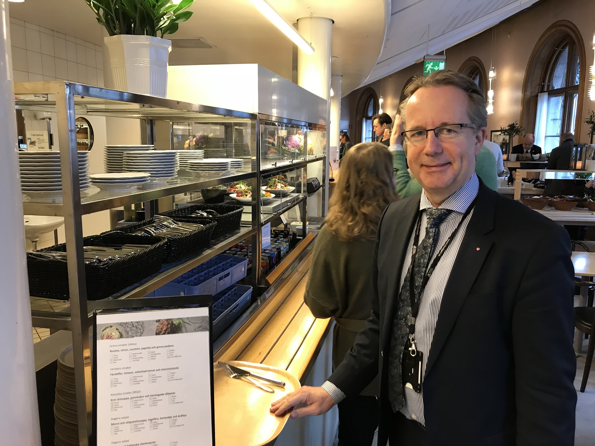 En el país escandinavo, diputados como Per-Arne Håkansson hacen cola para almorzar en la cantina.