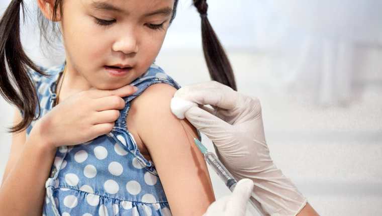 La comunidad médica califica la proliferación de información falsa sobre las vacunas como una amenaza a la salud pública.
