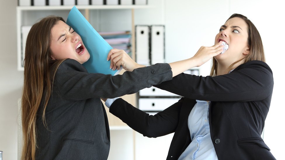 ¿Tú también tienes en tu trabajo a alguien a quien no soportas? (Foto Prensa Libre: Getty Images)