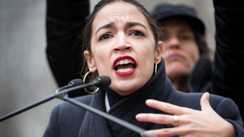Alexandria Ocasio-Cortez propone que los más ricos paguen hasta un 70% de impuesto sobre los ingresos que sobrepasen los US$10 millones. (Foto Prensa Libre: Getty Images)