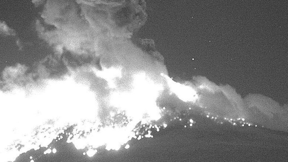El volcán Popocatépetl de México registró una impresionante explosión en la noche del lunes.