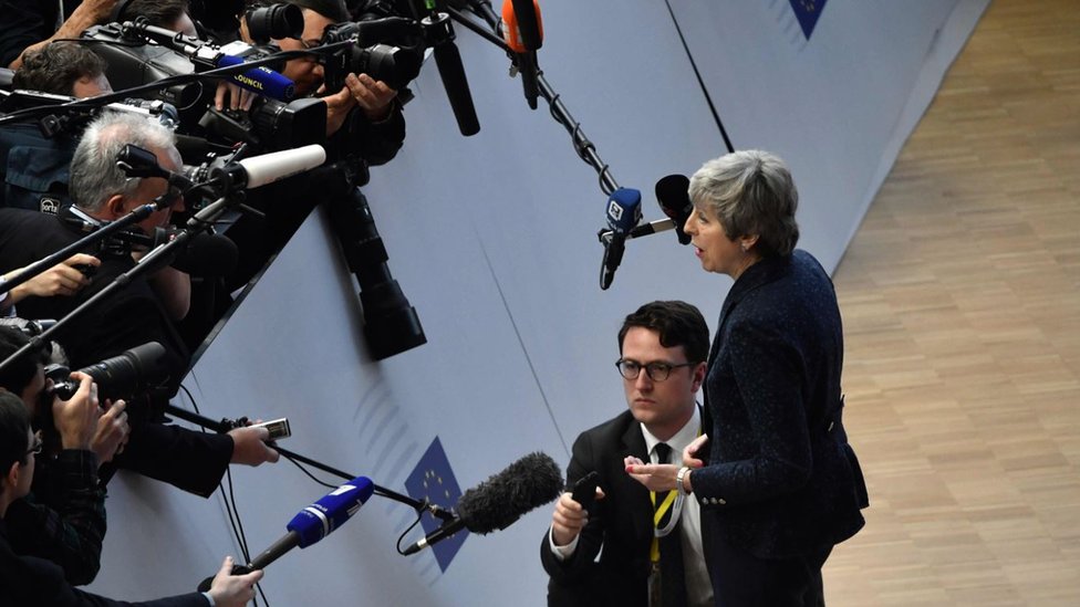 Theresa May, primera ministra de Reino Unido, responde a la prensa en Bruselas, el jueves.