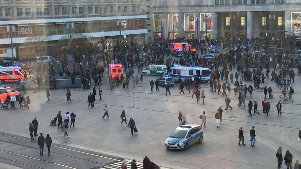 La policía tuvo que intervenir en la pelea masiva organizada en pleno centro de la ciudad alemana de Berlín. (Foto Prensa Libre: Getty Images)