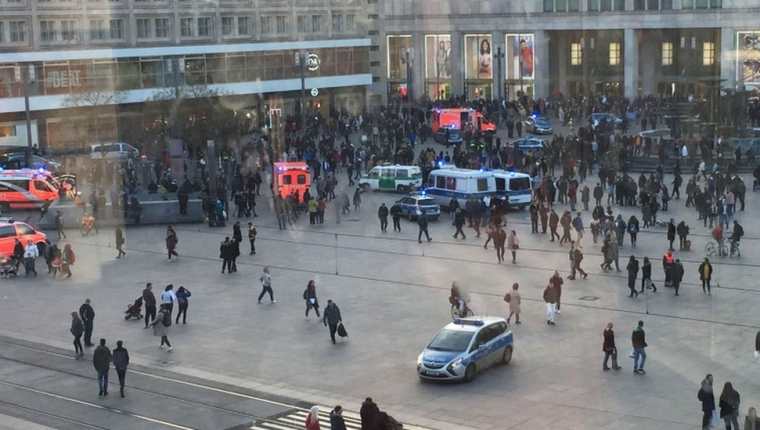 La policía tuvo que intervenir en la pelea masiva organizada en pleno centro de la ciudad alemana de Berlín.