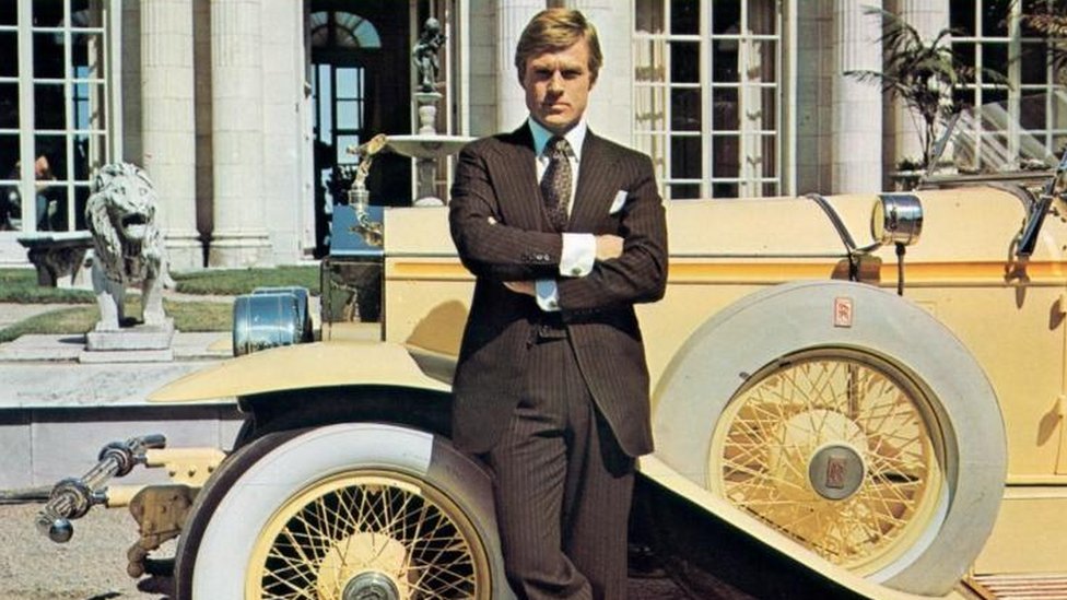 Robert Redford interpretando al misterioso millonario Jay Gatsby en la película de 1974, basada en la novela de F. Scott Fitzgerald, sobre la que el crítico literario Harold Bloom escribió: El gran Gatsby tiene pocos rivales como la gran novela americana del siglo XX. (Foto Prensa Libre: Getty Images)