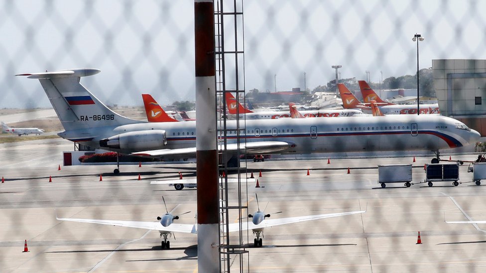 Un avión con bandera rusa en el aeropuerto Simón Bolivar de Caracas el domingo. Foto: Reuters