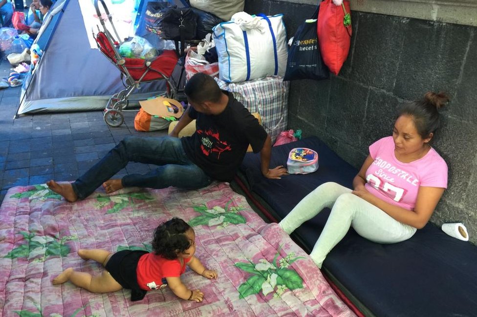 Desde el 17 de febrero, 62 familias que fueron desplazadas por la violencia acampan en el zócalo de la Ciudad de México. ANA GABRIELA ROJAS