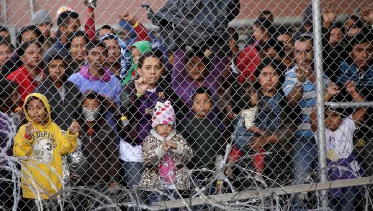Migrantes centroamericanos, en un pequeño enclave en El Paso, Texas, a la espera de que las autoridades de EE.UU., revisen sus solicitudes de asilo. (Foto Prensa Libre: Hemeroteca PL)