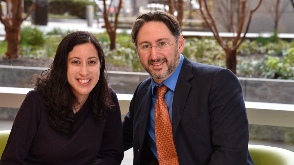 Nina Martínez junto al doctor Dorry Segev, quien lideró el equipo que hizo posible el trasplante de riñón. (Foto Prensa Libre: Jhons Hopkins Medicine)