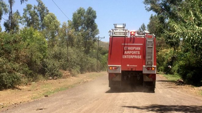 Un camión de bomberos se dirige al lugar del accidente cerca de la localidad de Bishoftu. REUTERS