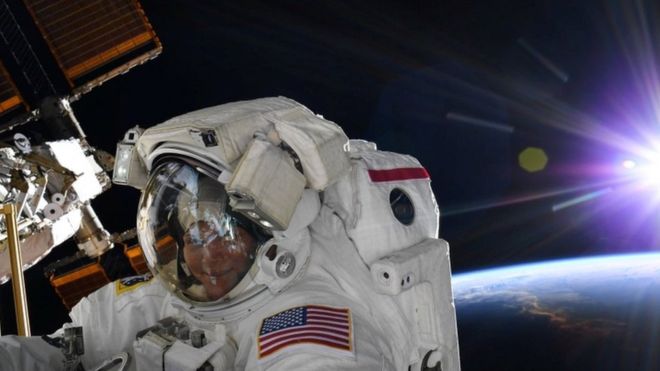 La Nasa canceló la primera caminata espacial de dos mujeres prevista para el viernes. NASA