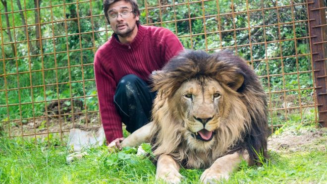 Prasek había comprado al león en 2016 y le construyó una jaula en su casa. ZDENEK NEMEC / MAFRA / PROFIMEDIA