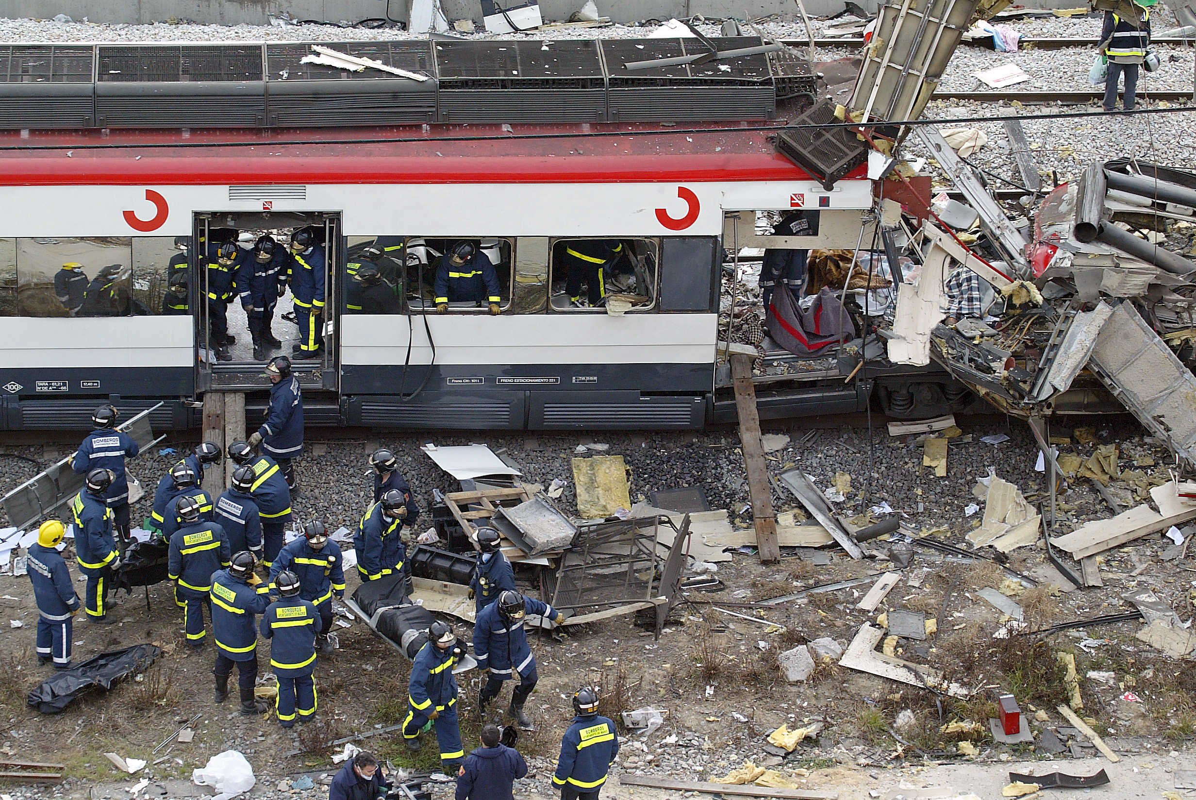 Socorristas retiran cadáveres del tren atacado en la estación de Atocha, Madrid, luego de los atentados del 11 de marzo del 2004, que dejaron 191 muertos y un impacto en los madrileños. (Foto: AFP)