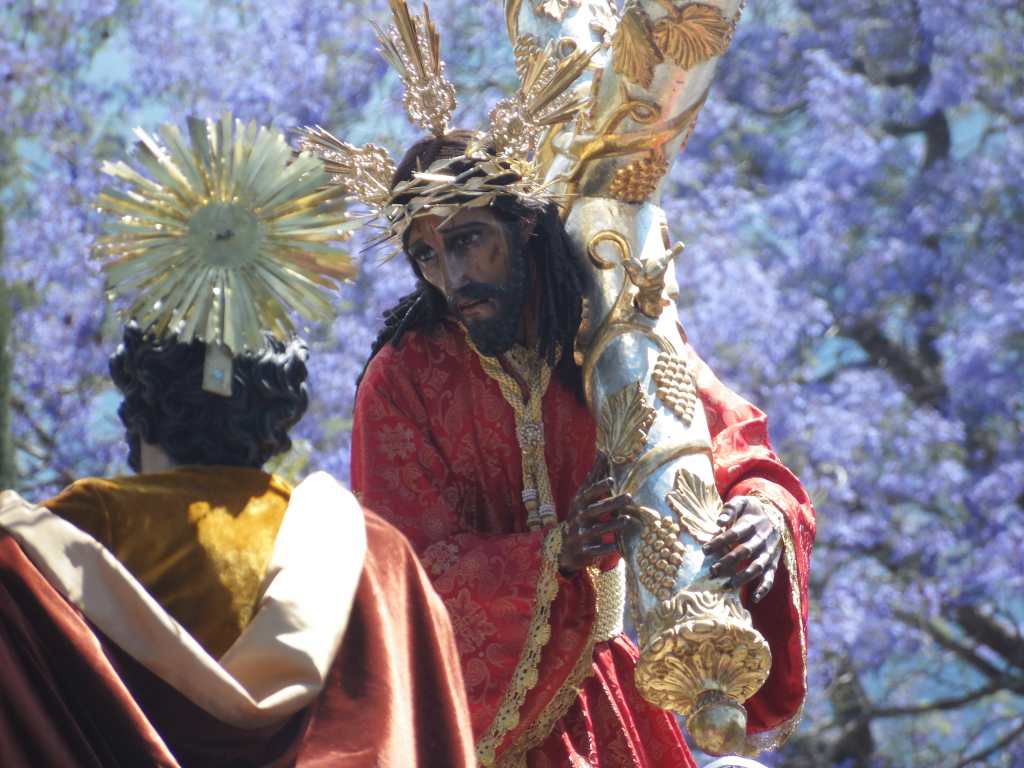 Jesús Nazareno de la Salvación recorre las calles de Antigua Guatemala.