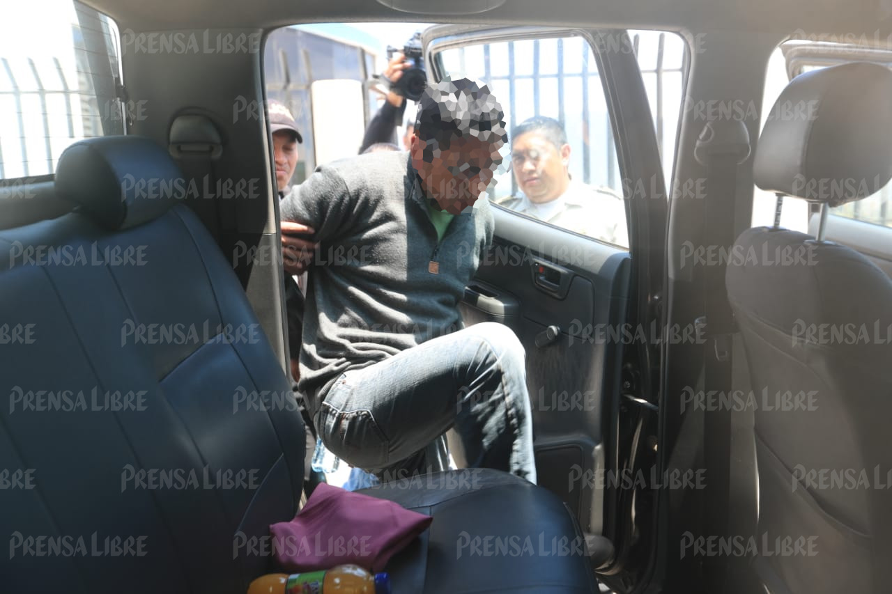 Pedro René Lorenzo López, piloto del camión que arrolló a un grupo de vecinos de Nahualá, Sololá, fue escuchado este jueves en el Juzgado de Paz de Santa Lucía Utatlán. (Foto Prensa Libre: Carlos Hernández Ovalle)