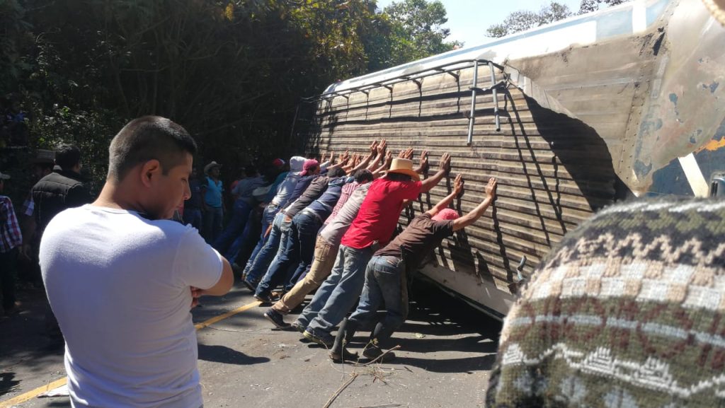 Conductores empujan el bus para habilitar la ruta. Foto Prensa Libre: César Pérez